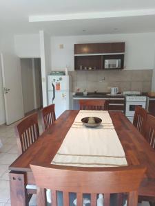 Kuchyň nebo kuchyňský kout v ubytování Departamento confortable Excelente ubicación con cochera + 20 fotografií