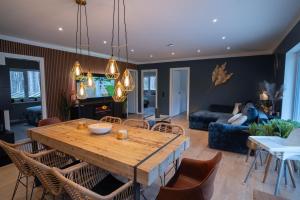 Гостиная зона в Reigi Holiday Home, Hiiumaa with Nordic HotTub & Sauna