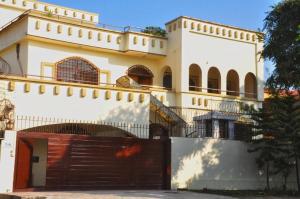 ein großes weißes Gebäude mit einem Tor davor in der Unterkunft Blue Moon Residency in Islamabad