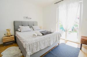 Łóżko lub łóżka w pokoju w obiekcie Deluxe Apartments Goya