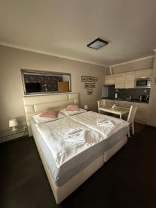Posteľ alebo postele v izbe v ubytovaní Harrachov Resident Apartments "Terrace & Chill" - high speed WiFi, možnost snídaně, Smart TV, Netflix, Disney plus
