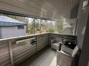 Posedenie v ubytovaní Harrachov Resident Apartments "Terrace & Chill" - high speed WiFi, možnost snídaně, Smart TV, Netflix, Disney plus