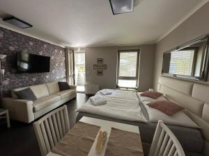 Posteľ alebo postele v izbe v ubytovaní Harrachov Resident Apartments "Terrace & Chill" - high speed WiFi, možnost snídaně, Smart TV, Netflix, Disney plus