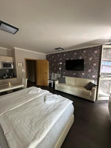 Posteľ alebo postele v izbe v ubytovaní Harrachov Resident Apartments "Terrace & Chill" - high speed WiFi, možnost snídaně, Smart TV, Netflix, Disney plus + 37 fotografií