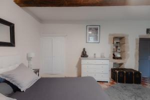 Ένα ή περισσότερα κρεβάτια σε δωμάτιο στο L'Oustal Di Fabre - Villa avec piscine à Vers-Pont-du-Gard