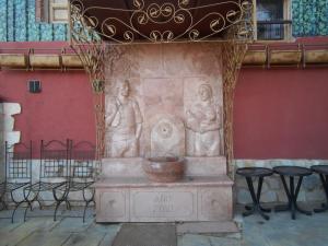 a statue of two people next to a fountain at Domus Viatoris in Sahagún