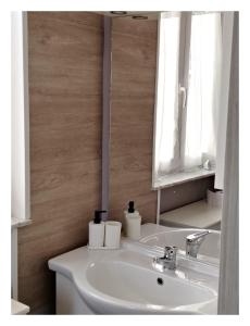 ein Badezimmer mit einem weißen Waschbecken und einem Spiegel in der Unterkunft Dimora San Francesco 2 in Campobasso