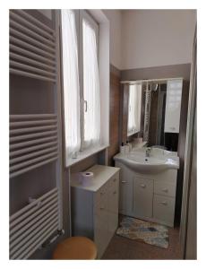 ein Badezimmer mit Waschbecken, Toilette und Spiegel in der Unterkunft Dimora San Francesco 2 in Campobasso