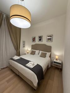 A bed or beds in a room at Luxury apt in the heart of city out of ZTL