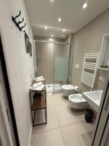 A bathroom at Luxury apt in the heart of city out of ZTL