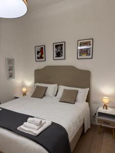 A bed or beds in a room at Luxury apt in the heart of city out of ZTL