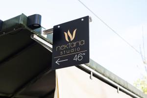 un cartello per un ristorante sul lato di un edificio di Nektaria Studio a Chania