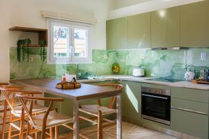 una cucina con un tavolo di legno e alcune sedie di Aloni Estate Corfu ad Acharavi