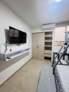 - une chambre dotée d'une télévision murale à écran plat dans l'établissement Apartamento Descanso Cartagena, à Manzanillo del Mar