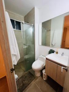 une salle de bain avec toilettes, douche et lavabo dans l'établissement Apartamento Descanso Cartagena, à Manzanillo del Mar