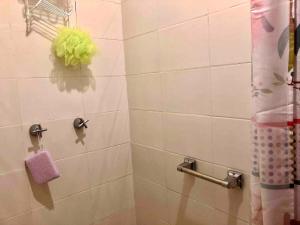 a bathroom with a shower with a purple towel at Amplia y bonita casa familiar en medio de la naturaleza descanso vistas e internet in Necaxa