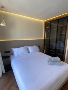 ein großes weißes Bett mit zwei Handtüchern darauf in der Unterkunft spectrum studio in Casablanca