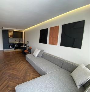 ein Wohnzimmer mit einer Couch und einigen Bildern an der Wand in der Unterkunft spectrum studio in Casablanca
