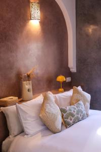 Postel nebo postele na pokoji v ubytování Riad 10 Mandarin BOUTIQUE RIAD