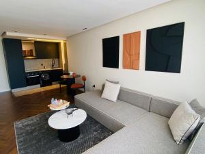 ein Wohnzimmer mit Sofa und Tisch in der Unterkunft spectrum studio in Casablanca