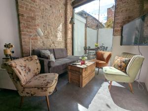 a living room with a couch and two chairs at Altstadtflucht Lüneburg in Lüneburg