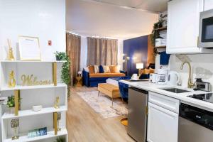 Η κουζίνα ή μικρή κουζίνα στο Luxury Lakeview Getaway 1 mile Universal Studios
