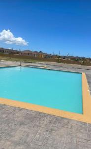 BellaRose at Colbeck ,Gated with Pool, Stylishly modern内部或周边的泳池
