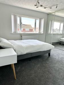 Ένα ή περισσότερα κρεβάτια σε δωμάτιο στο Stylish Home Away From Home