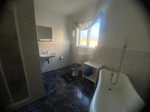 Ένα μπάνιο στο Lovely 2-Bedroom Accommodation in Paradise Beach +17 φωτογραφίες