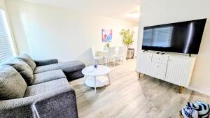 un soggiorno con divano e TV a schermo piatto di Sunny Shores Retreat 2 a Clearwater Beach