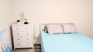 Sunny Shores Retreat 2房間的床