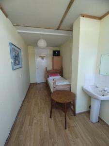 バーチントンにあるRossetti Lodgeのベッドと洗面台のある小さな部屋