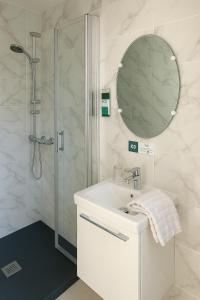 Ванная комната в Logis Hôtel du Cirque Troyes centre historique
