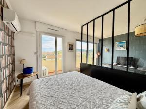 Ένα ή περισσότερα κρεβάτια σε δωμάτιο στο Studio Cozy - Balcon - Centre-Ville