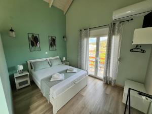Postel nebo postele na pokoji v ubytování Ktima Klimentini