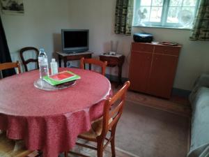 TV a/nebo společenská místnost v ubytování Maison d'hôtes