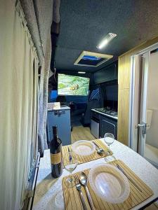 Kuchyň nebo kuchyňský kout v ubytování Campervan Tirana Leoventure