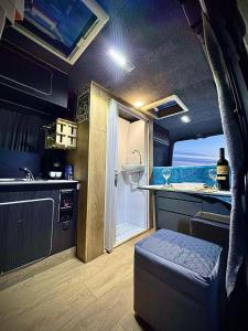 Kuchyň nebo kuchyňský kout v ubytování Campervan Tirana Leoventure + 5 fotografií