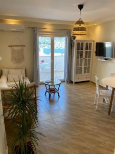 Televiisor ja/või meelelahutuskeskus majutusasutuses 2BR apartment with sea view!