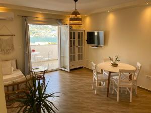 Televiisor ja/või meelelahutuskeskus majutusasutuses 2BR apartment with sea view!