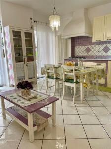 Kuchyň nebo kuchyňský kout v ubytování Casa Alina - Ischia Ponte + 23 fotografií