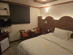 a hotel room with a bed and a table with chairs at Yeoksam Molta 2 in Seoul