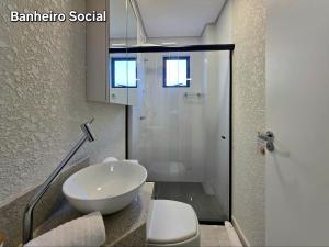 O baie la Apt NOVO Centro Garden - 2 quartos e garagem +25 fotografii