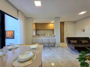 O bucătărie sau chicinetă la Apt NOVO Centro Garden - 2 quartos e garagem