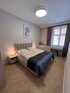 un dormitorio con una cama grande en una habitación en Heart of Rzeszów Apartment, en Rzeszów