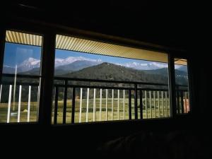 パランプールにあるDhauladhar Vista Villaの山の景色を望む窓