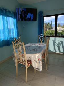 San Agustin de las JuntasにあるFamily Residentialのダイニングルーム(テーブル、椅子、テーブル、窓付)