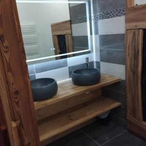 a bathroom with two sinks and a mirror at L'Echapée belle in Le Bourg-dʼOisans