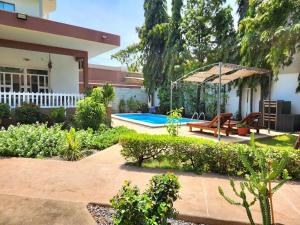 un cortile con piscina e una casa di Blandine's Little Heaven a Lomé