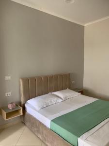 Un pat sau paturi într-o cameră la Elsa house